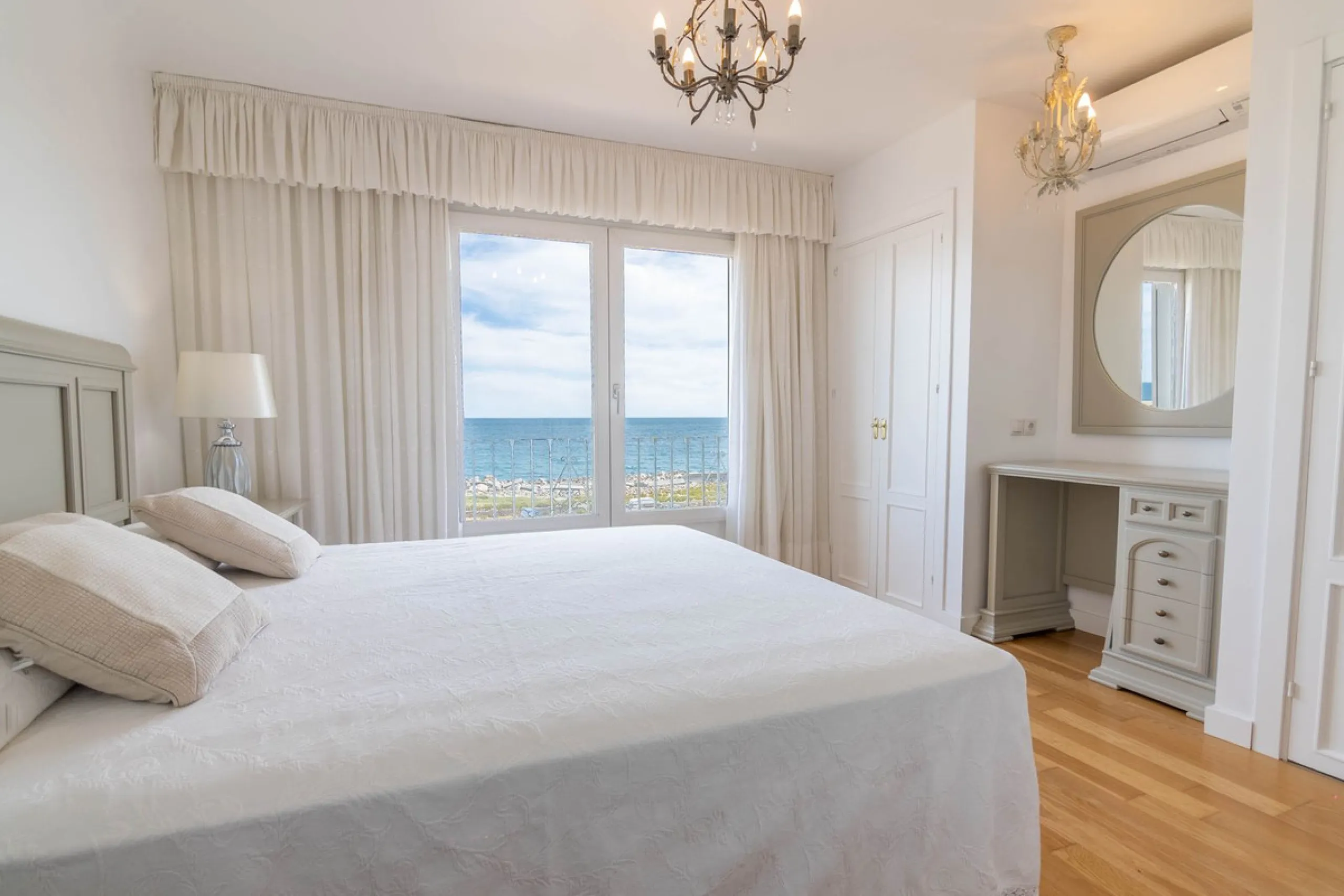 House - Townhouse в продаже в Estepona, Málaga. В доме 4 спален и 3 ванных комнат. Площадь дома 181 м²