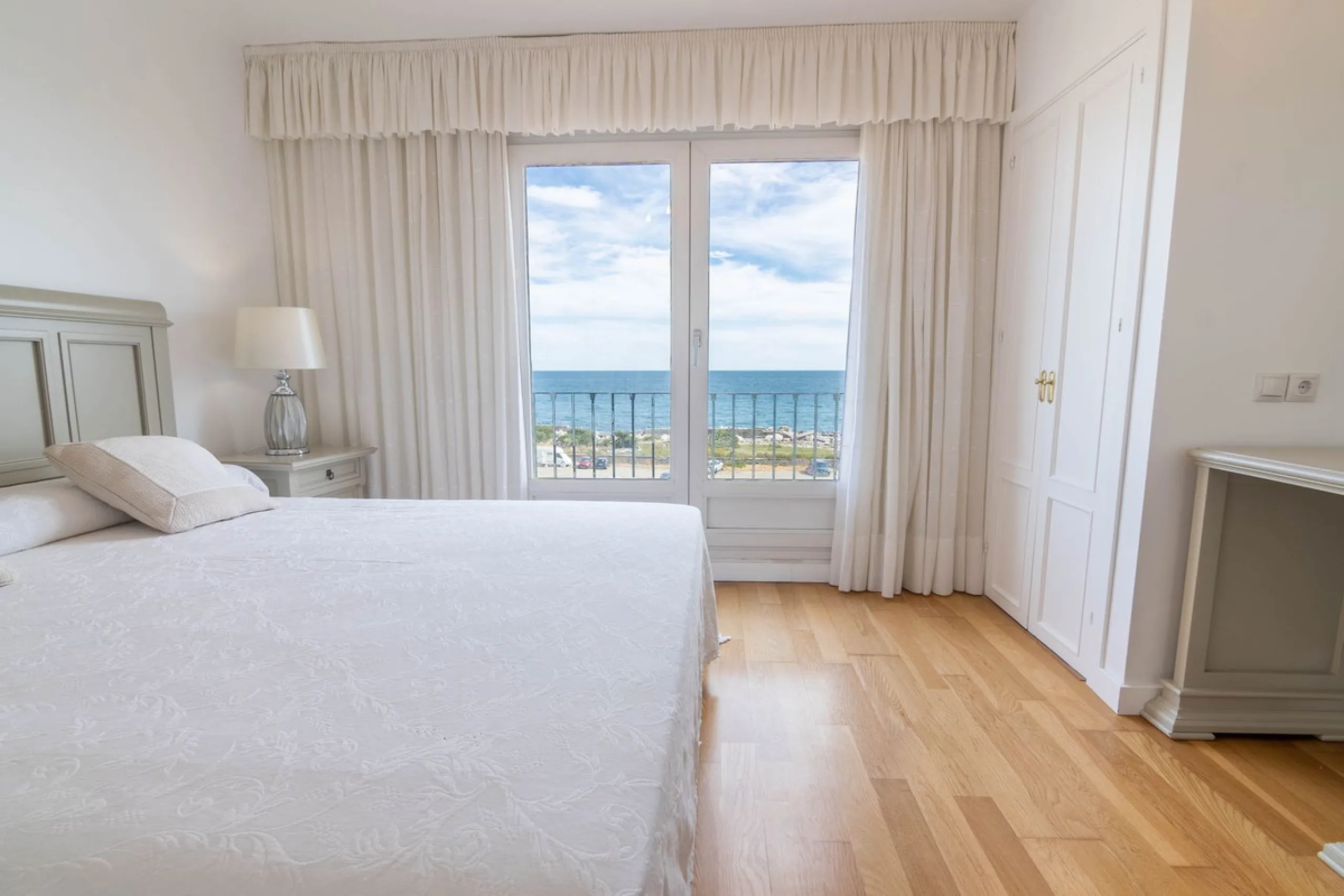 House - Townhouse в продаже в Estepona, Málaga. В доме 4 спален и 3 ванных комнат. Площадь дома 181 м²