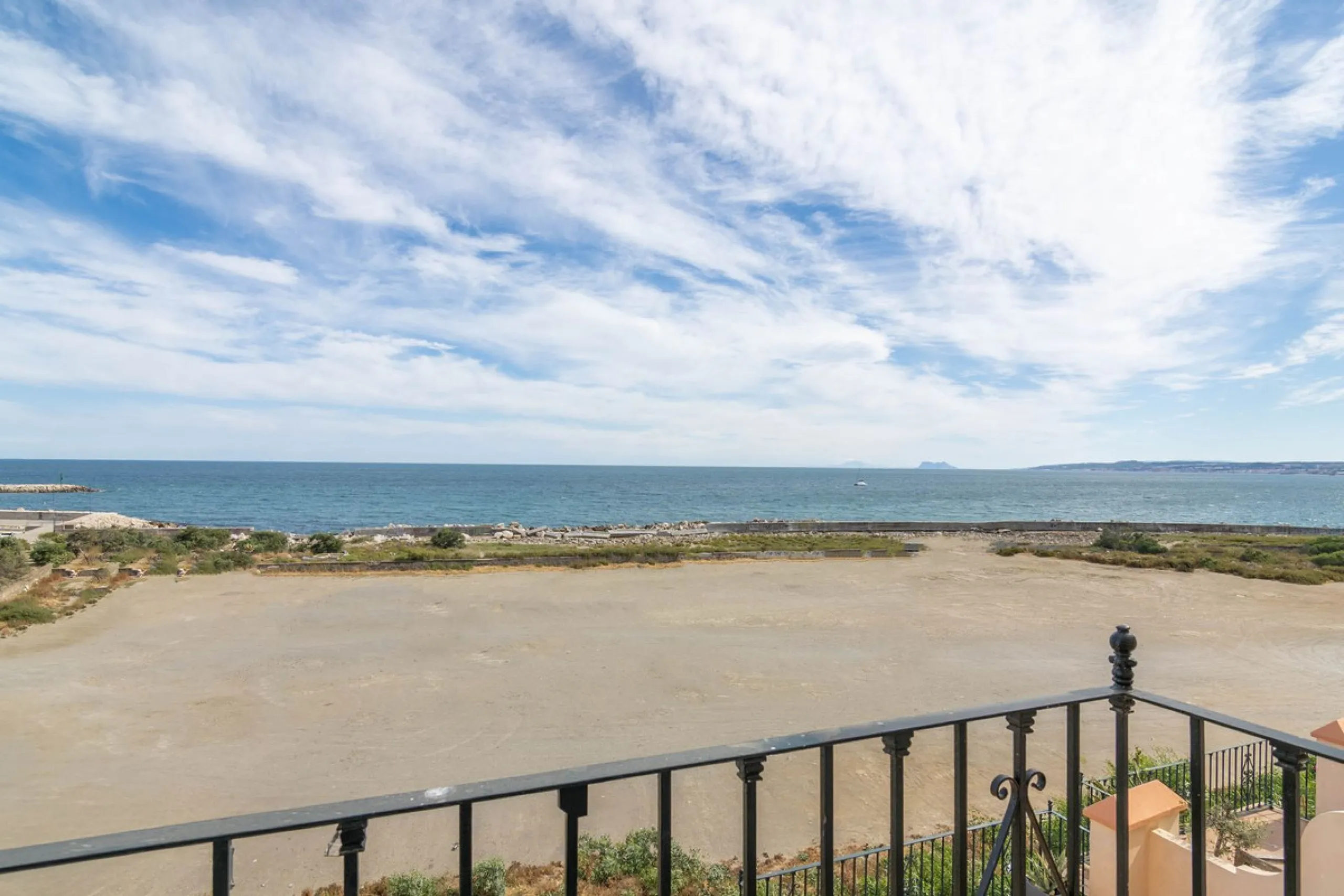 House - Townhouse в продаже в Estepona, Málaga. В доме 4 спален и 3 ванных комнат. Площадь дома 181 м²