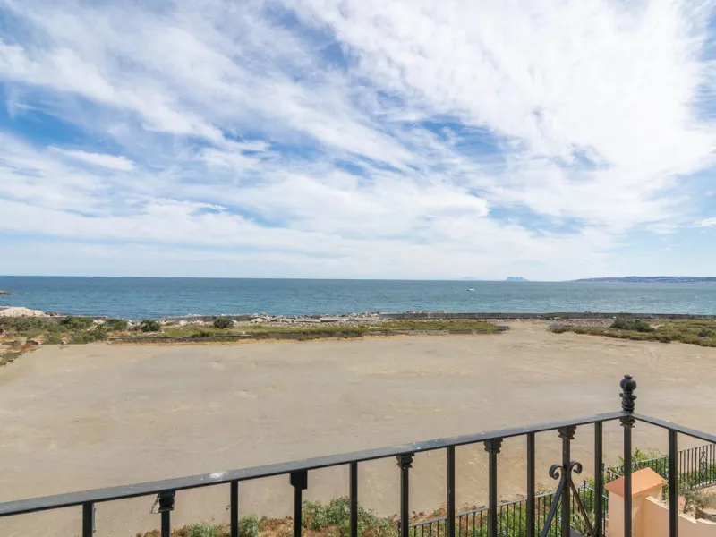 House - Townhouse в продаже в Estepona, Málaga. В доме 4 спален и 3 ванных комнат. Площадь дома 181 м²