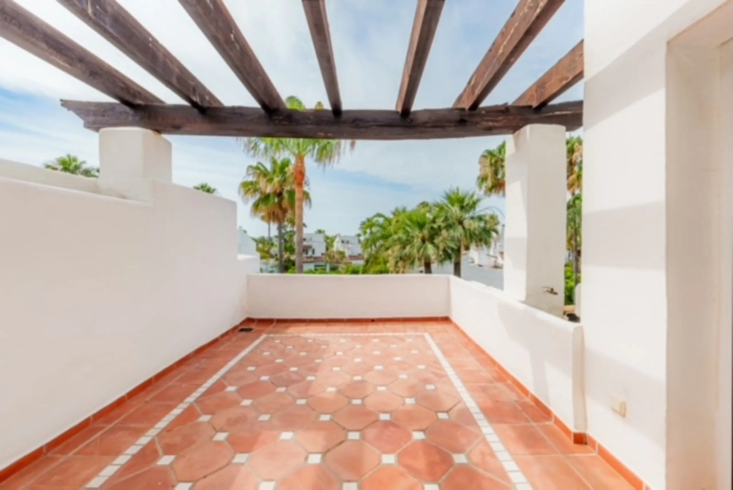 MAGNIFICENT 4-BEDROOM TOWNHOUSE IN A BEACHFRONT GATED COMMUNITY