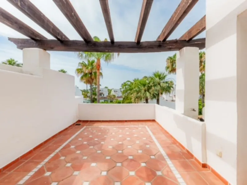 MAGNIFICENT 4-BEDROOM TOWNHOUSE IN A BEACHFRONT GATED COMMUNITY
