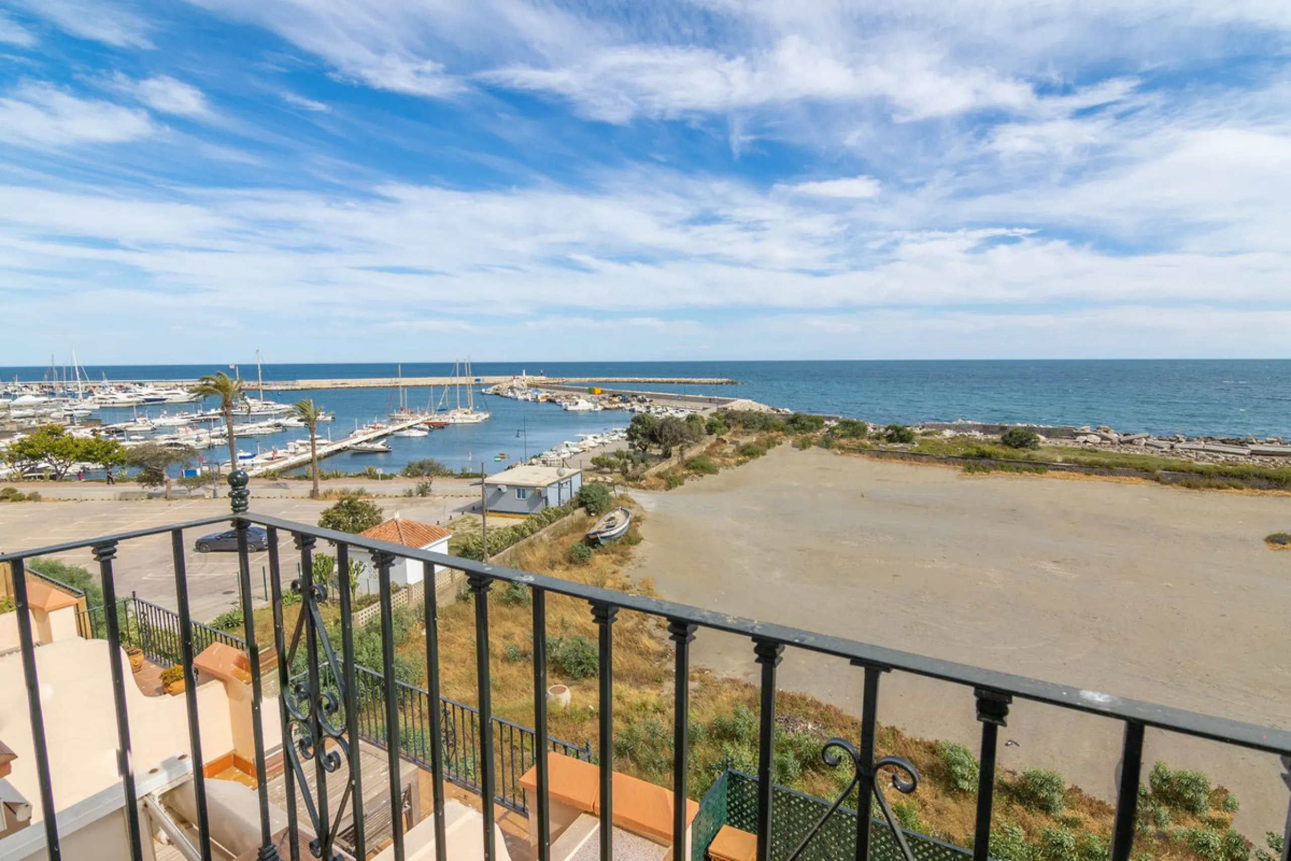 House - Townhouse в продаже в Estepona, Málaga. В доме 4 спален и 3 ванных комнат. Площадь дома 181 м²