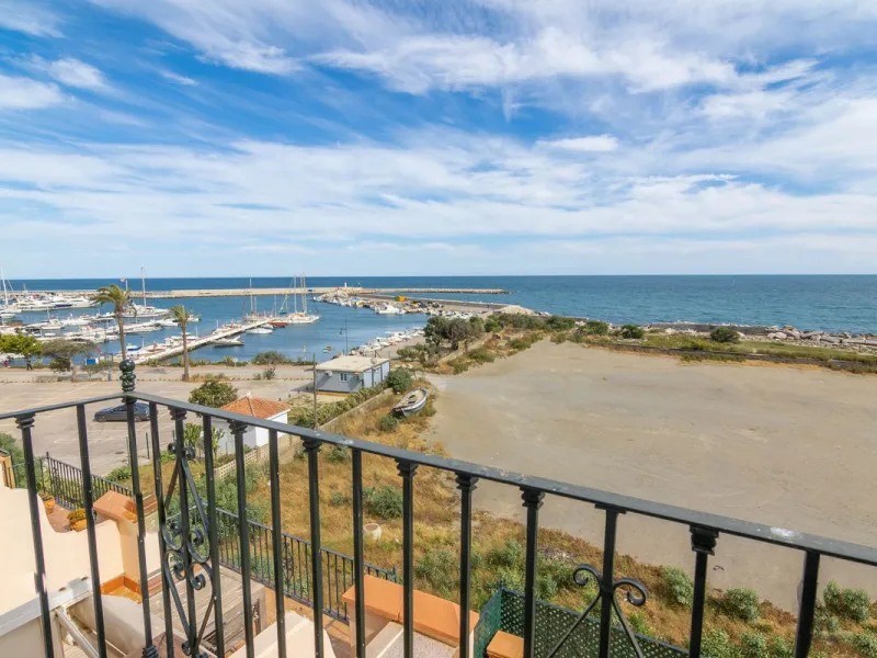 House - Townhouse в продаже в Estepona, Málaga. В доме 4 спален и 3 ванных комнат. Площадь дома 181 м²