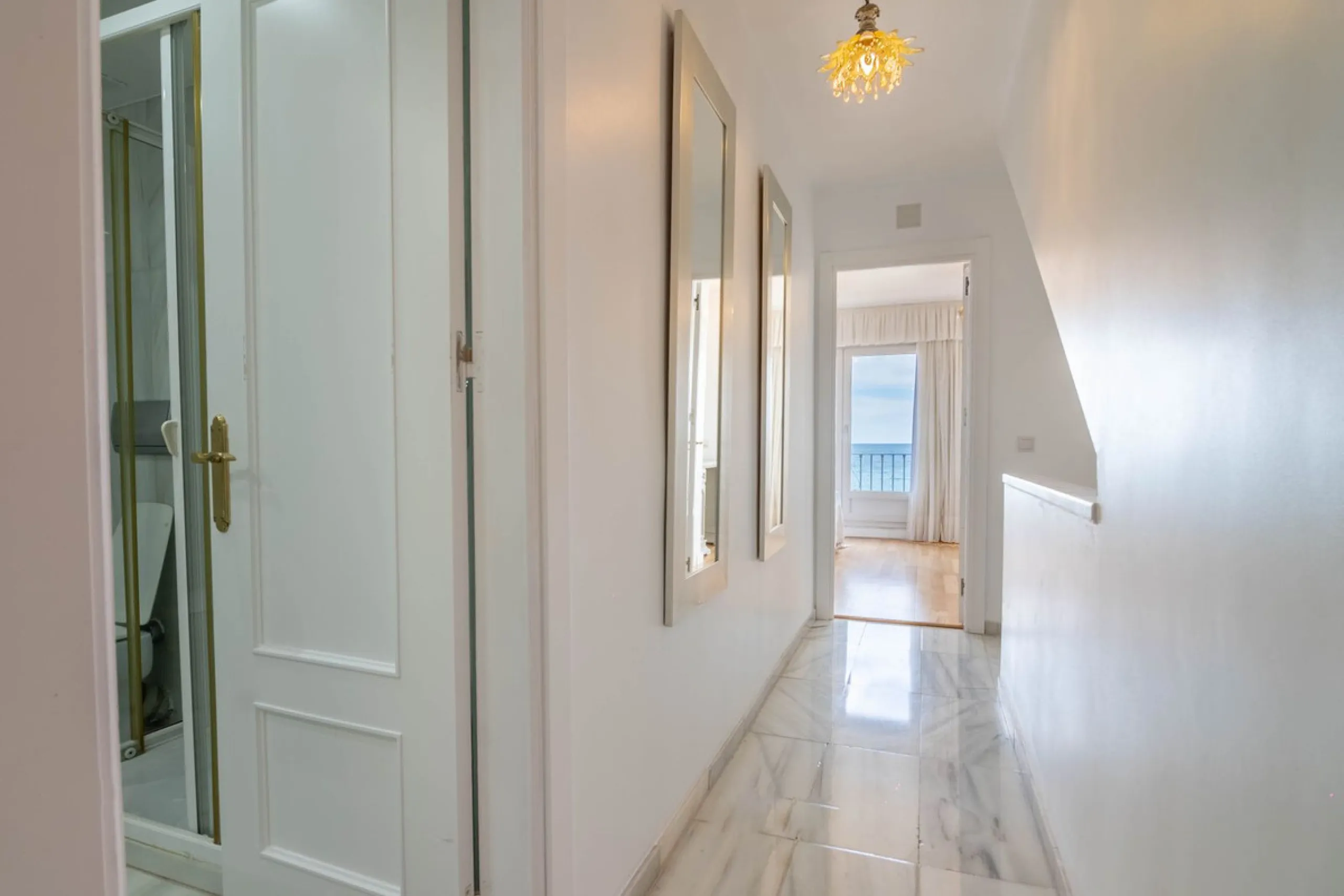 House - Townhouse в продаже в Estepona, Málaga. В доме 4 спален и 3 ванных комнат. Площадь дома 181 м²
