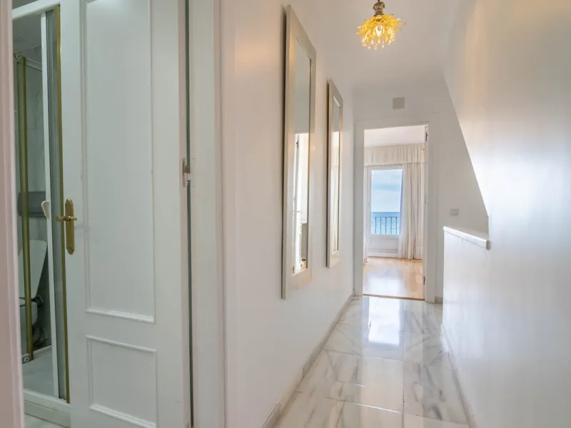 House - Townhouse в продаже в Estepona, Málaga. В доме 4 спален и 3 ванных комнат. Площадь дома 181 м²