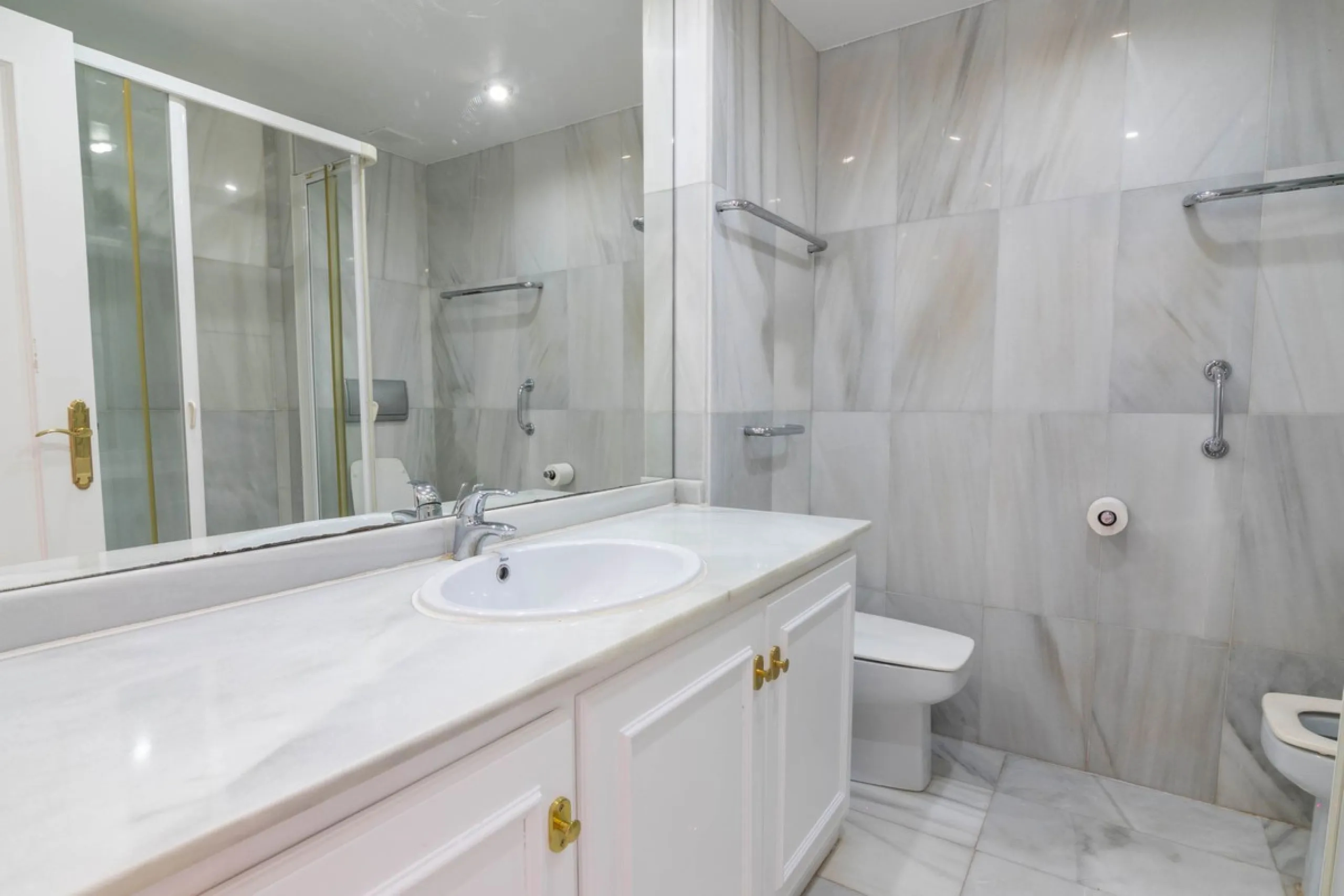 House - Townhouse в продаже в Estepona, Málaga. В доме 4 спален и 3 ванных комнат. Площадь дома 181 м²