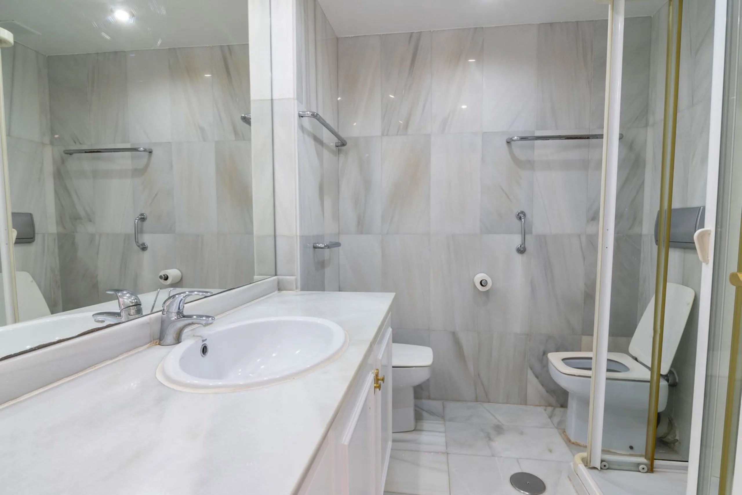 House - Townhouse в продаже в Estepona, Málaga. В доме 4 спален и 3 ванных комнат. Площадь дома 181 м²