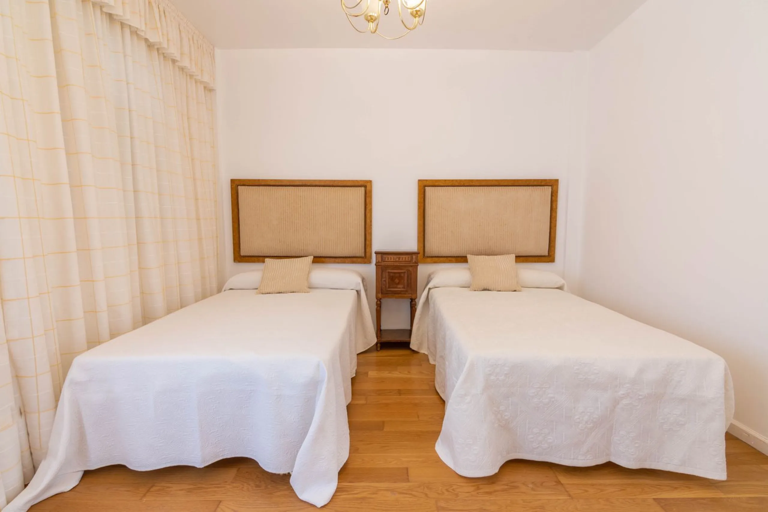 House - Townhouse в продаже в Estepona, Málaga. В доме 4 спален и 3 ванных комнат. Площадь дома 181 м²