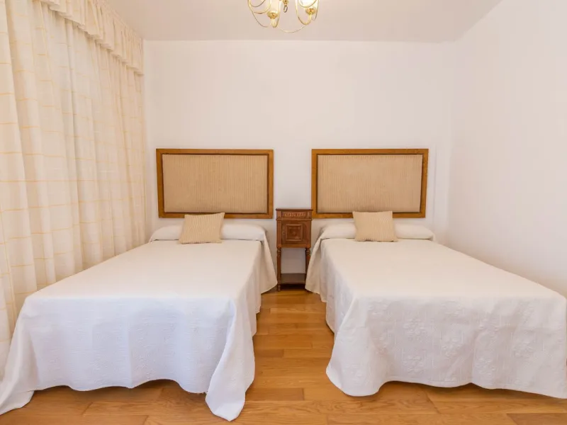 House - Townhouse в продаже в Estepona, Málaga. В доме 4 спален и 3 ванных комнат. Площадь дома 181 м²