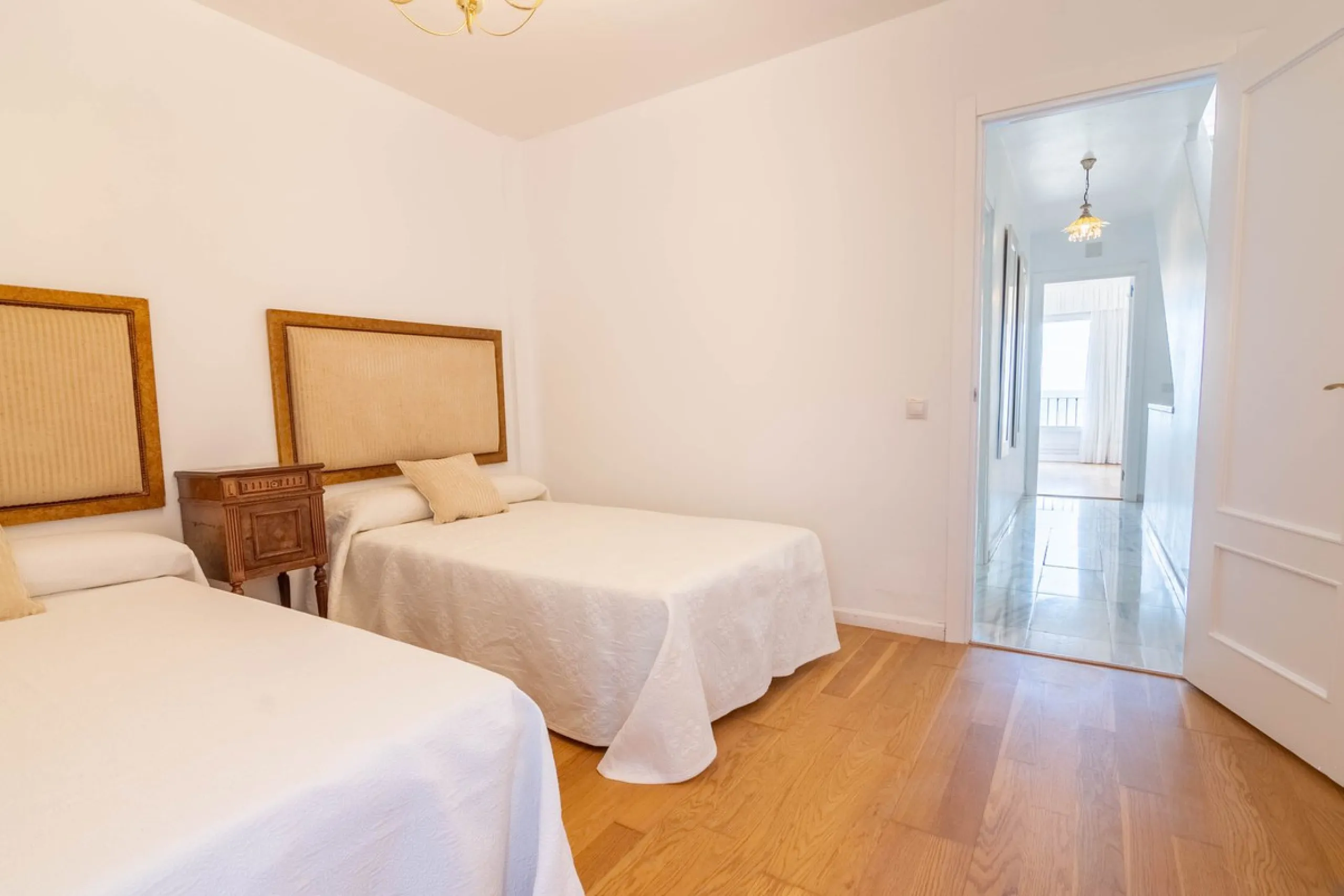 House - Townhouse в продаже в Estepona, Málaga. В доме 4 спален и 3 ванных комнат. Площадь дома 181 м²