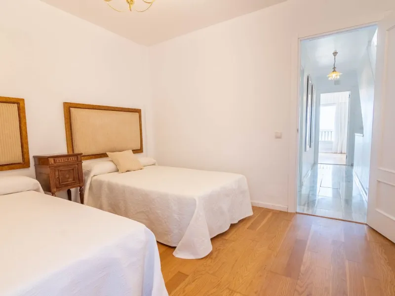 House - Townhouse в продаже в Estepona, Málaga. В доме 4 спален и 3 ванных комнат. Площадь дома 181 м²