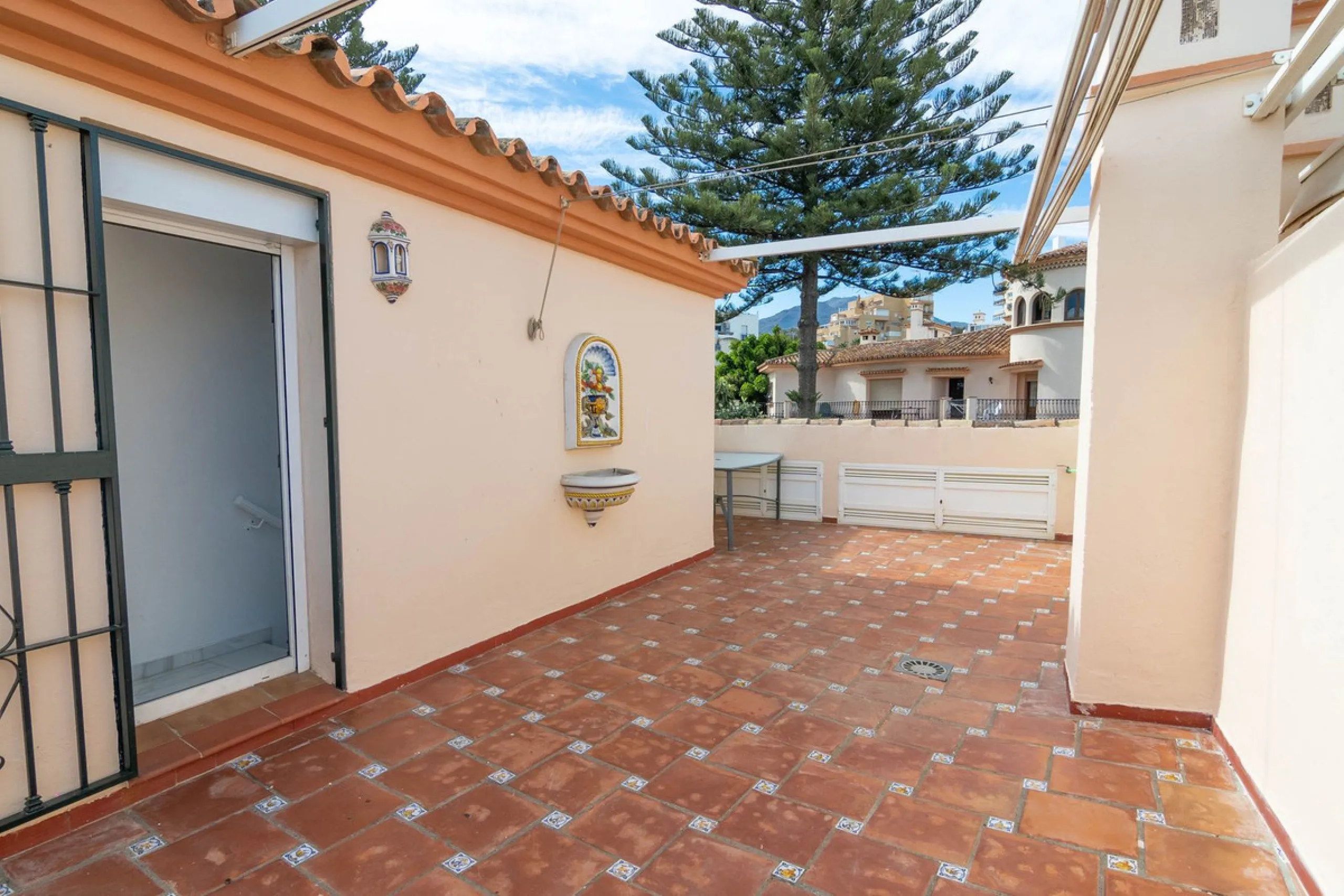 House - Townhouse в продаже в Estepona, Málaga. В доме 4 спален и 3 ванных комнат. Площадь дома 181 м²