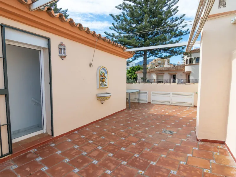 House - Townhouse в продаже в Estepona, Málaga. В доме 4 спален и 3 ванных комнат. Площадь дома 181 м²