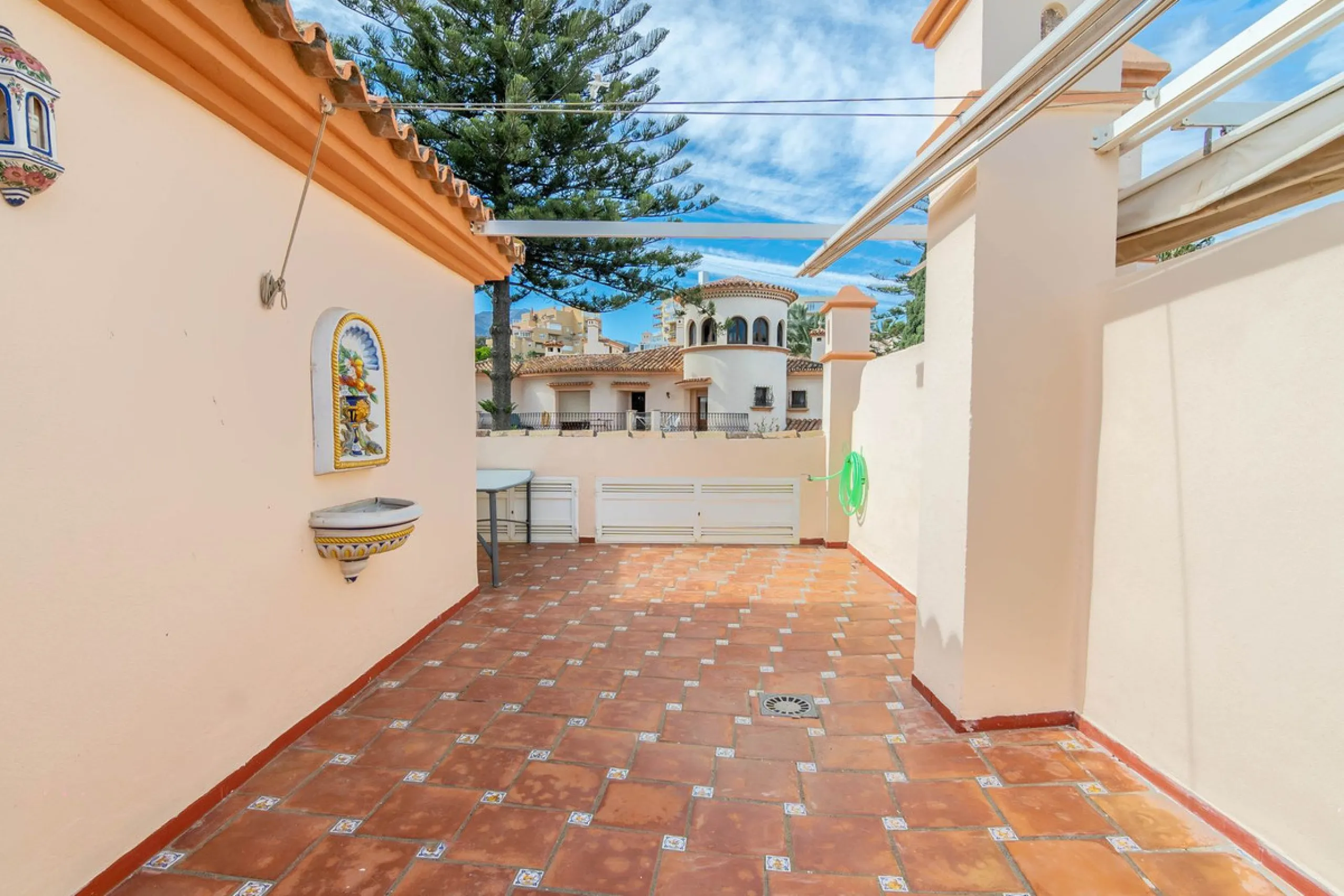 House - Townhouse в продаже в Estepona, Málaga. В доме 4 спален и 3 ванных комнат. Площадь дома 181 м²