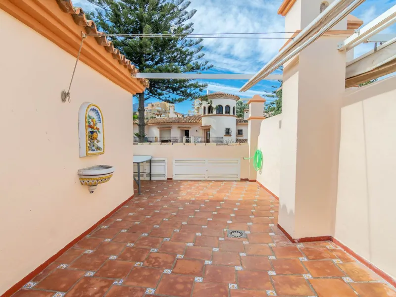 House - Townhouse в продаже в Estepona, Málaga. В доме 4 спален и 3 ванных комнат. Площадь дома 181 м²
