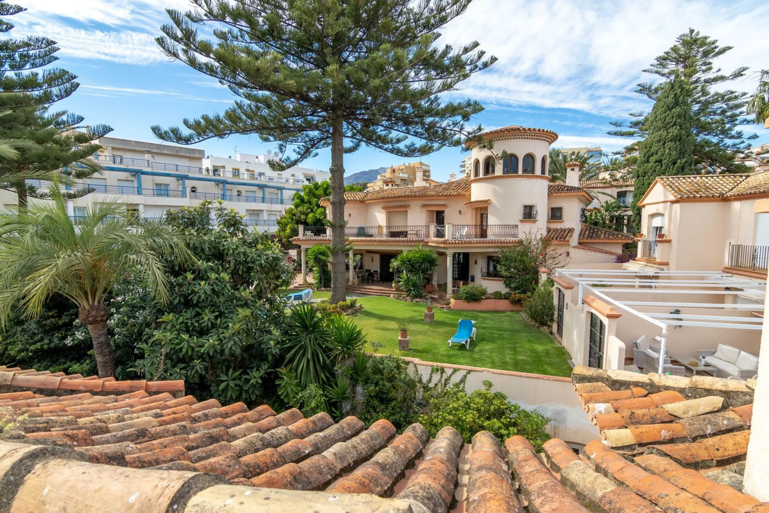 House - Townhouse в продаже в Estepona, Málaga. В доме 4 спален и 3 ванных комнат. Площадь дома 181 м²
