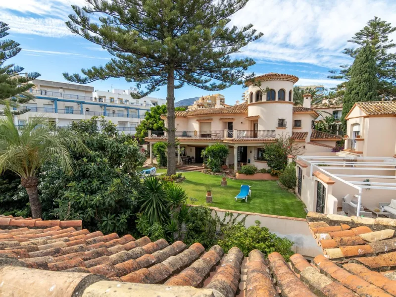 House - Townhouse в продаже в Estepona, Málaga. В доме 4 спален и 3 ванных комнат. Площадь дома 181 м²