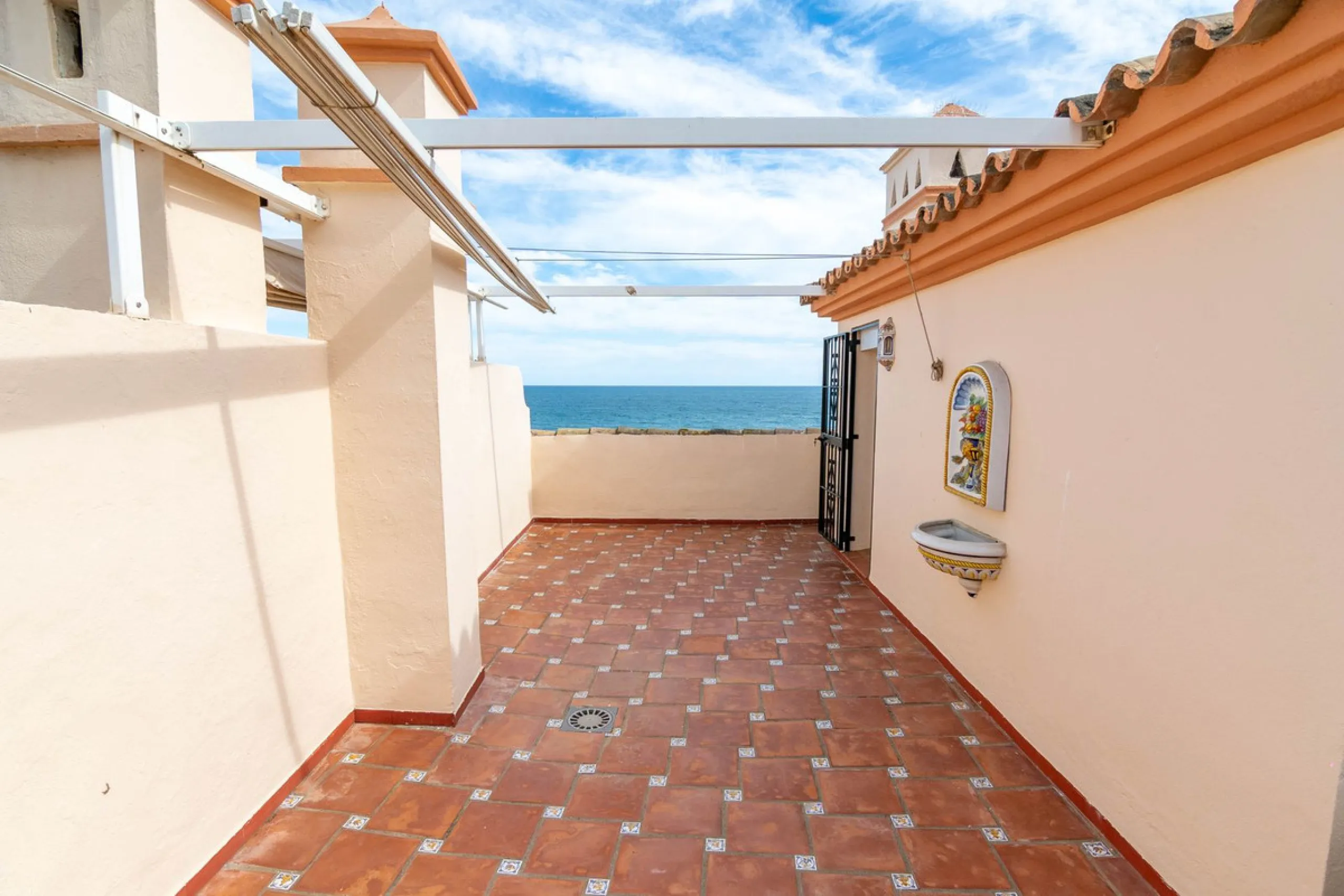 House - Townhouse в продаже в Estepona, Málaga. В доме 4 спален и 3 ванных комнат. Площадь дома 181 м²