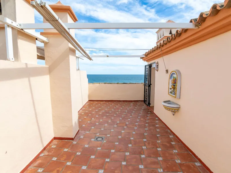 House - Townhouse в продаже в Estepona, Málaga. В доме 4 спален и 3 ванных комнат. Площадь дома 181 м²