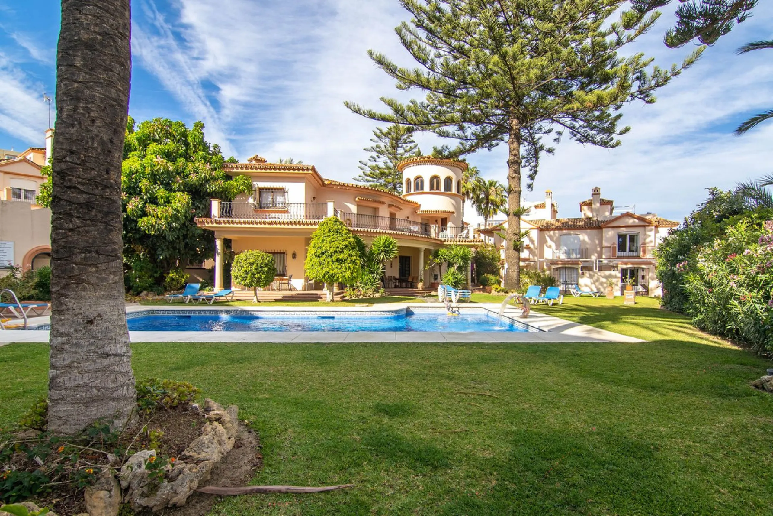 House - Townhouse в продаже в Estepona, Málaga. В доме 4 спален и 3 ванных комнат. Площадь дома 181 м²