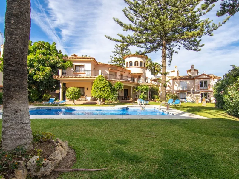 House - Townhouse в продаже в Estepona, Málaga. В доме 4 спален и 3 ванных комнат. Площадь дома 181 м²