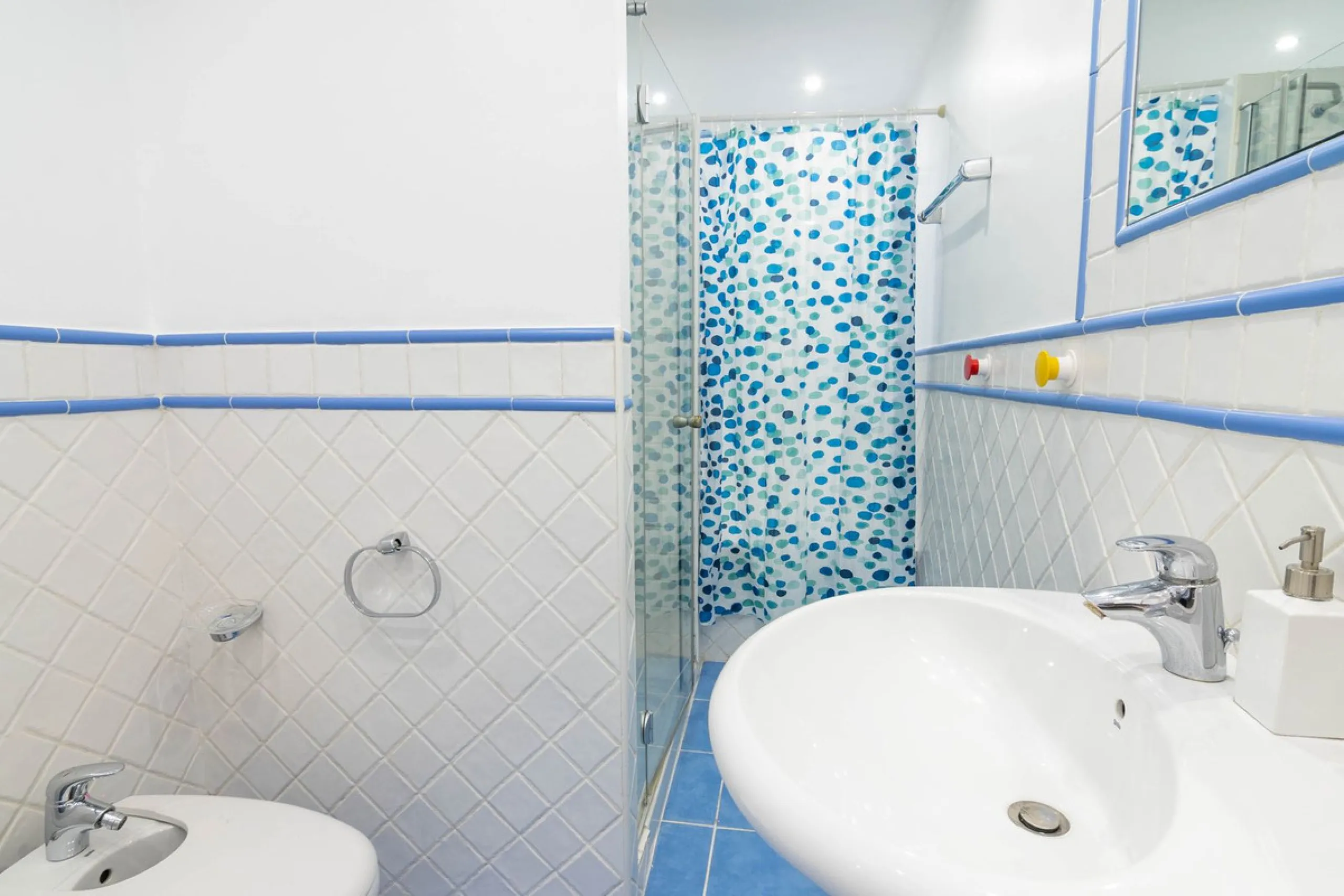 House - Townhouse в продаже в Estepona, Málaga. В доме 4 спален и 3 ванных комнат. Площадь дома 181 м²