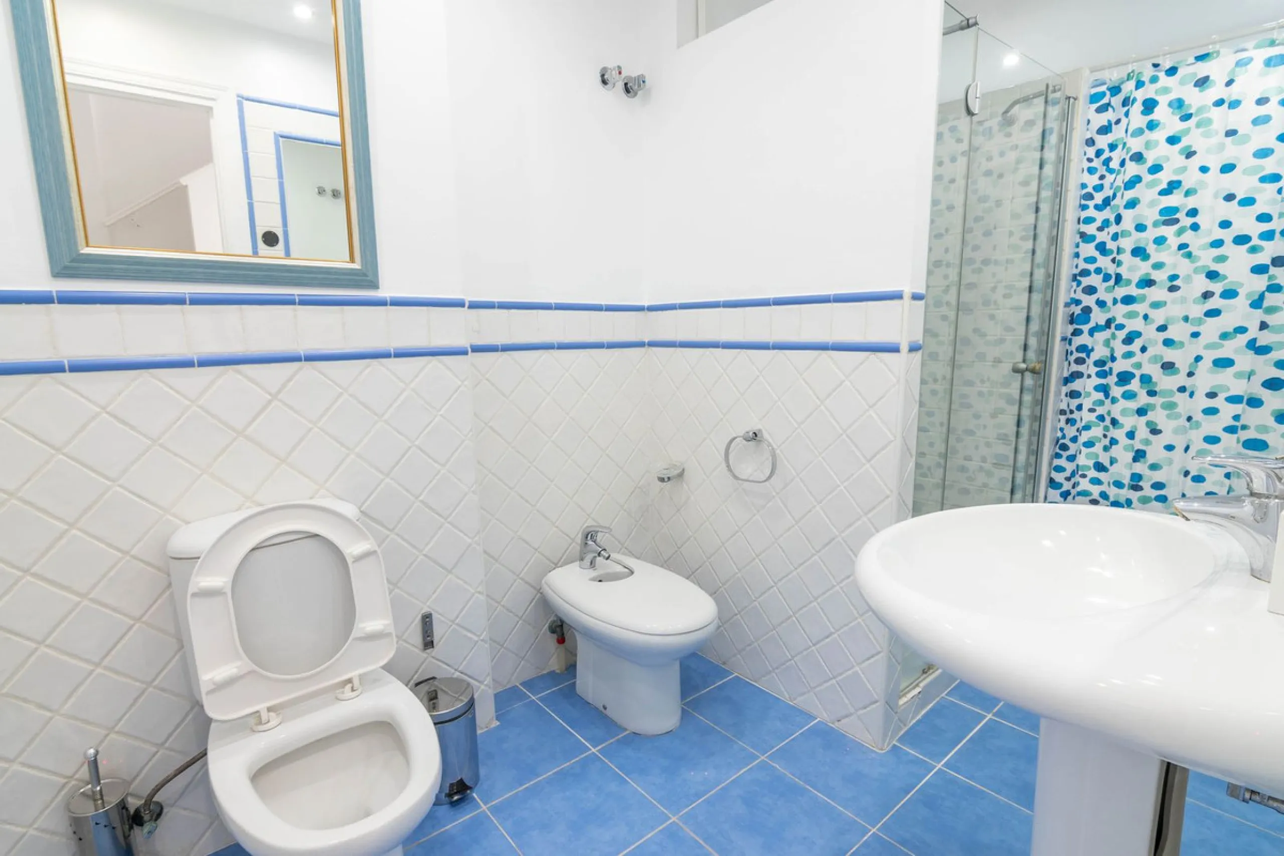 House - Townhouse в продаже в Estepona, Málaga. В доме 4 спален и 3 ванных комнат. Площадь дома 181 м²
