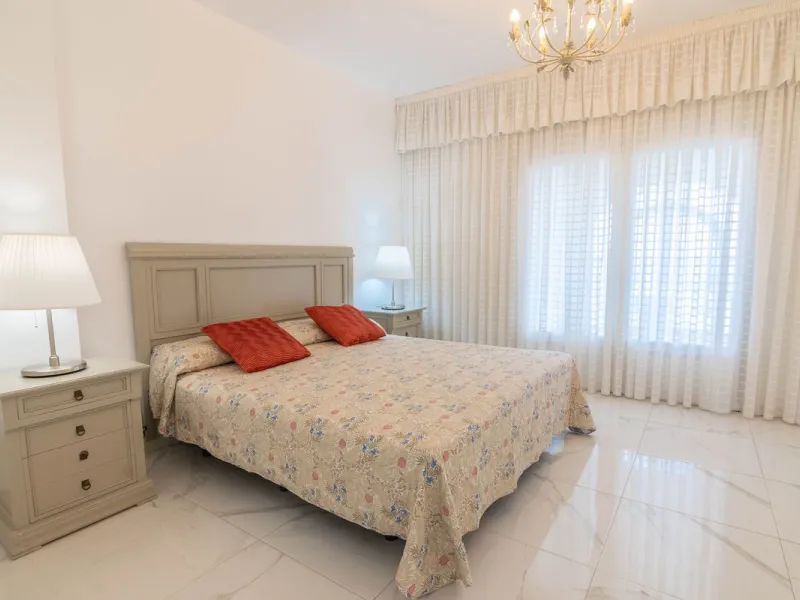 House - Townhouse в продаже в Estepona, Málaga. В доме 4 спален и 3 ванных комнат. Площадь дома 181 м²