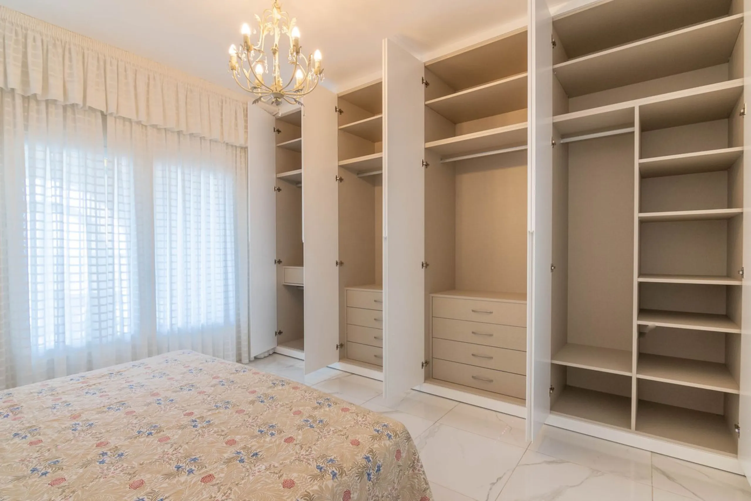 House - Townhouse в продаже в Estepona, Málaga. В доме 4 спален и 3 ванных комнат. Площадь дома 181 м²