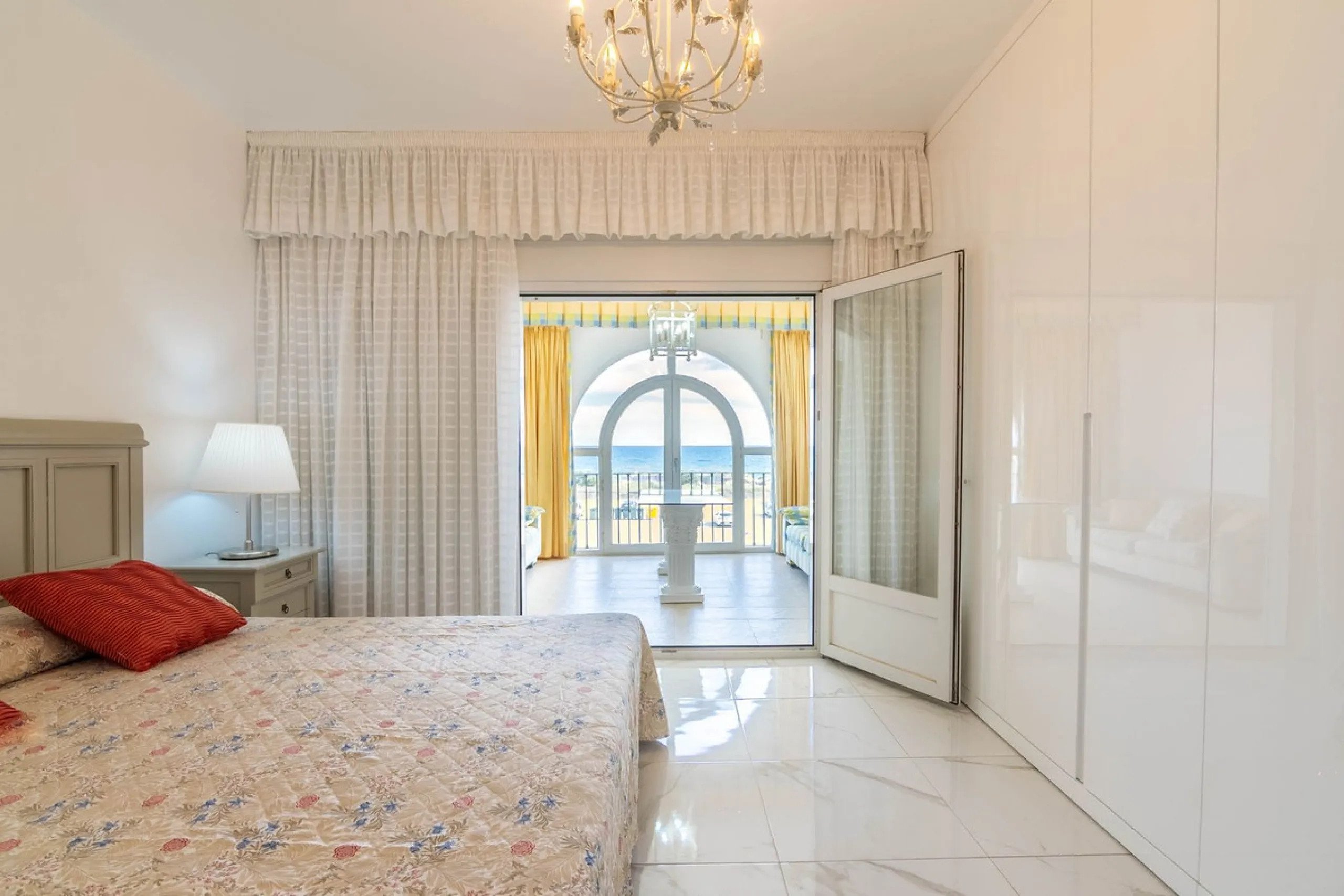 House - Townhouse в продаже в Estepona, Málaga. В доме 4 спален и 3 ванных комнат. Площадь дома 181 м²