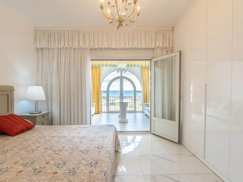 House - Townhouse в продаже в Estepona, Málaga. В доме 4 спален и 3 ванных комнат. Площадь дома 181 м²