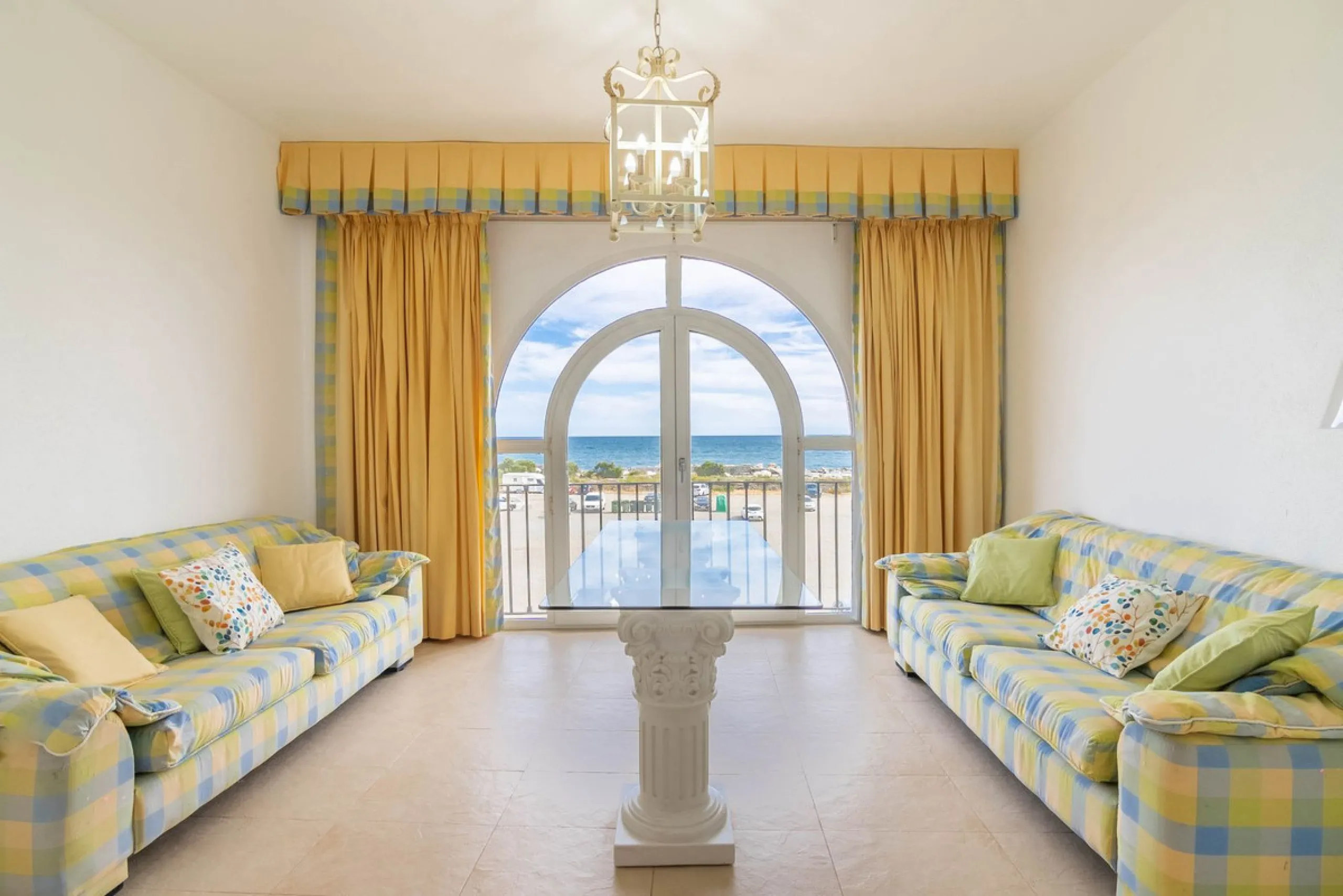 House - Townhouse в продаже в Estepona, Málaga. В доме 4 спален и 3 ванных комнат. Площадь дома 181 м²