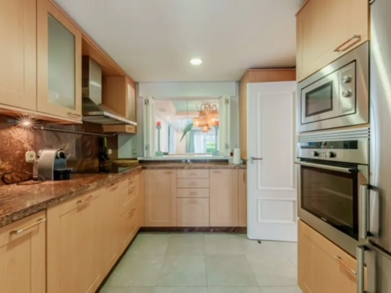 MAGNIFICENT 4-BEDROOM TOWNHOUSE IN A BEACHFRONT GATED COMMUNITY