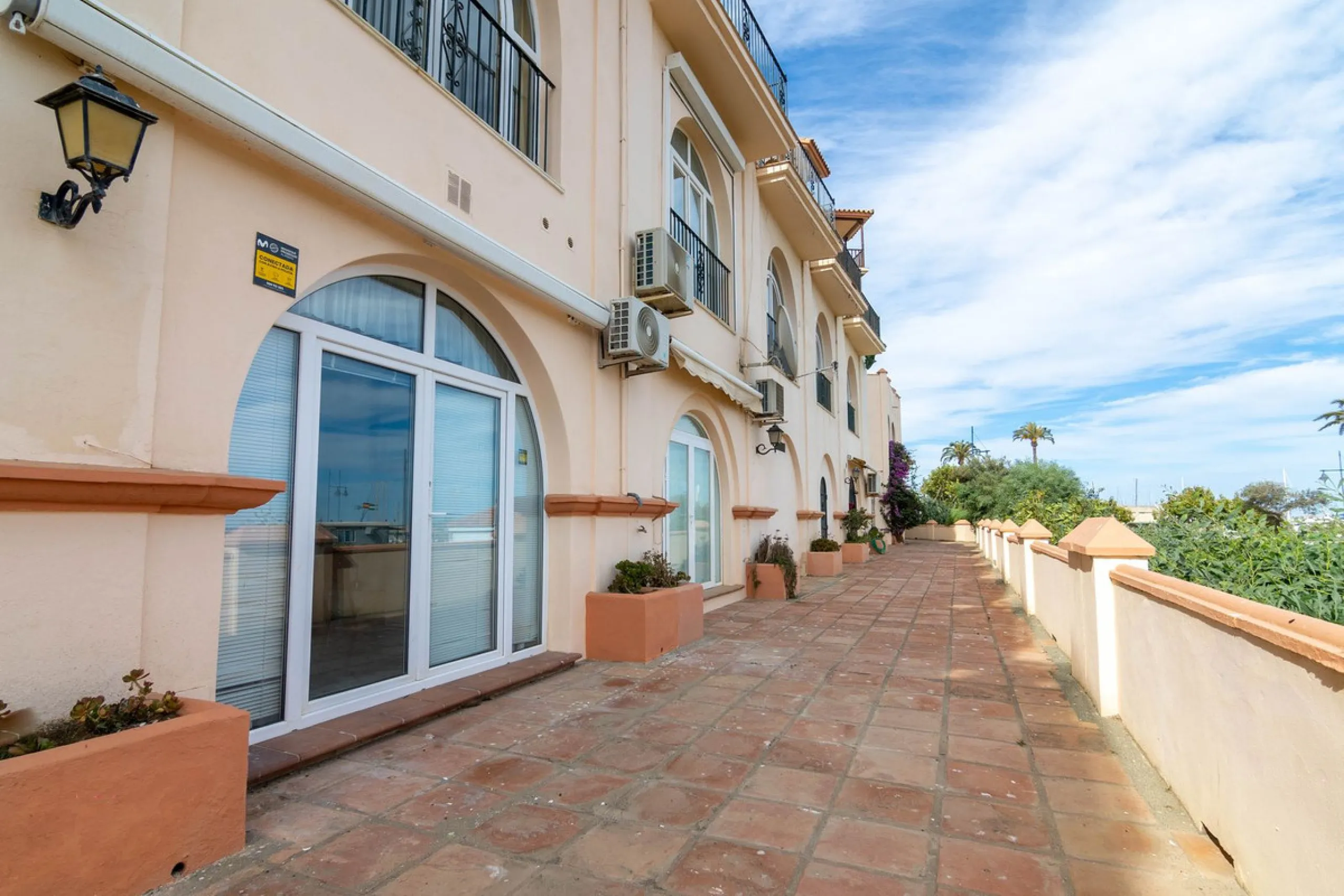 House - Townhouse в продаже в Estepona, Málaga. В доме 4 спален и 3 ванных комнат. Площадь дома 181 м²