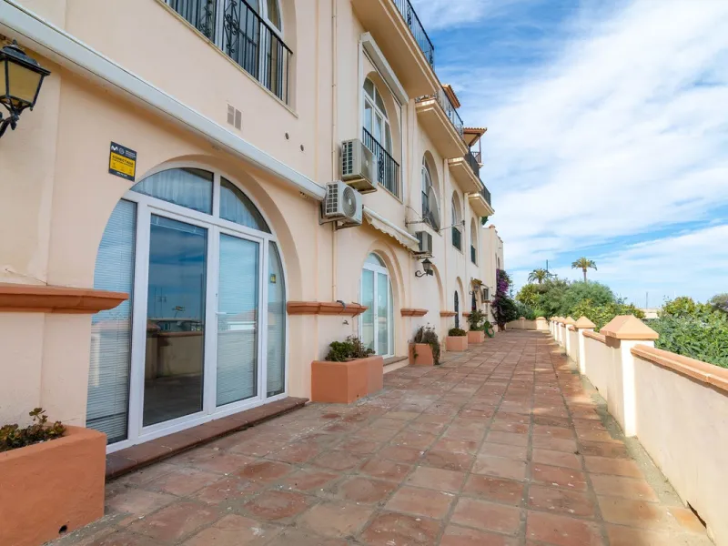 House - Townhouse в продаже в Estepona, Málaga. В доме 4 спален и 3 ванных комнат. Площадь дома 181 м²