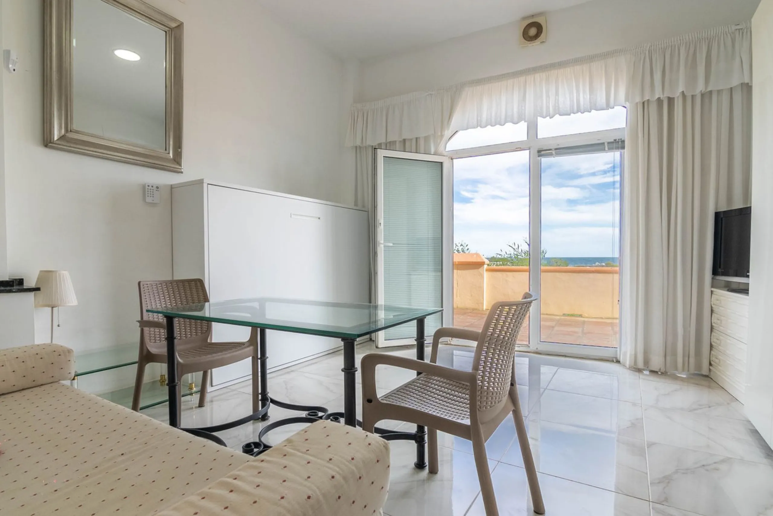 House - Townhouse в продаже в Estepona, Málaga. В доме 4 спален и 3 ванных комнат. Площадь дома 181 м²