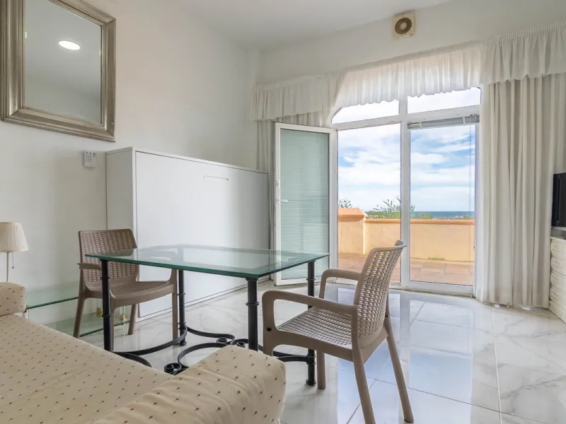 House - Townhouse в продаже в Estepona, Málaga. В доме 4 спален и 3 ванных комнат. Площадь дома 181 м²
