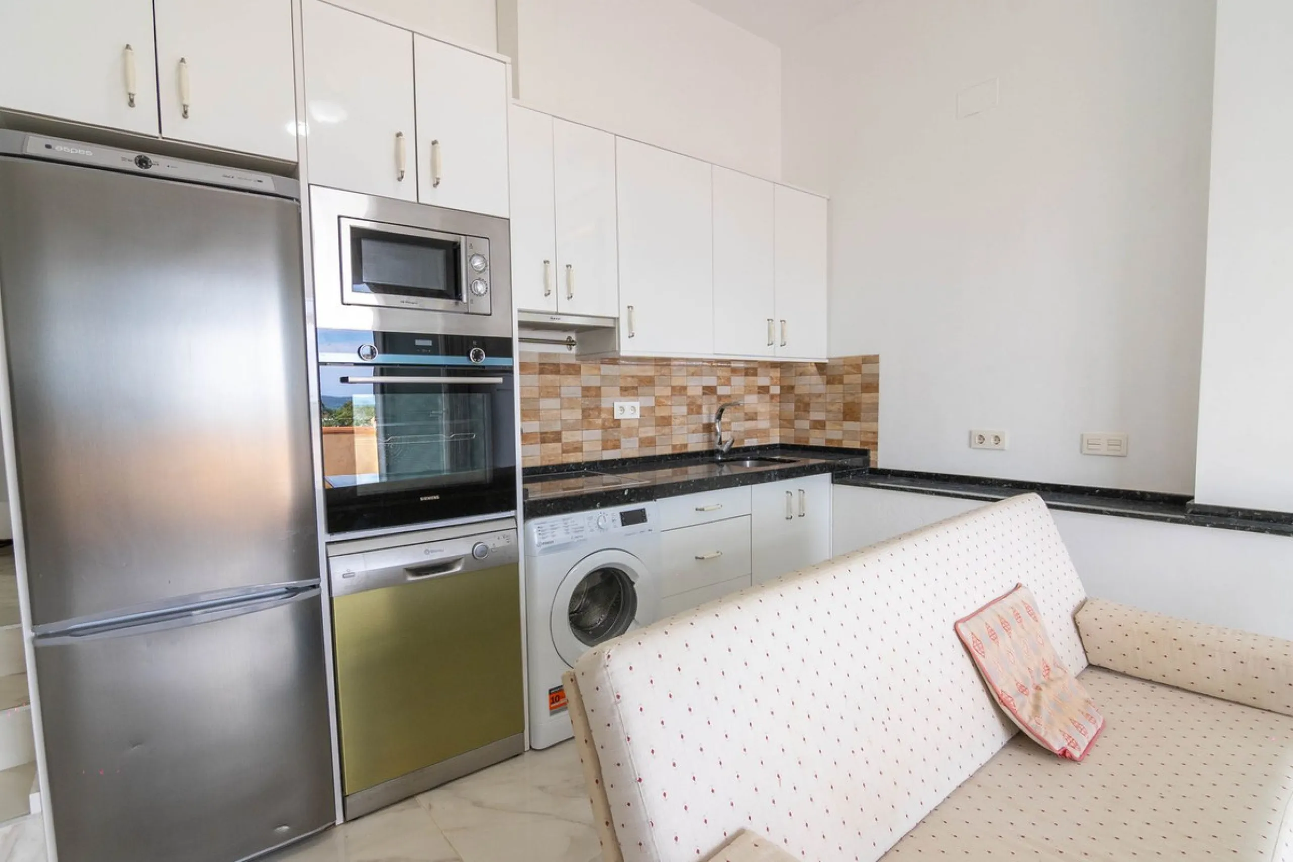 House - Townhouse в продаже в Estepona, Málaga. В доме 4 спален и 3 ванных комнат. Площадь дома 181 м²