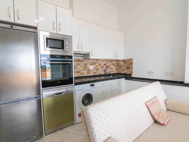 House - Townhouse в продаже в Estepona, Málaga. В доме 4 спален и 3 ванных комнат. Площадь дома 181 м²