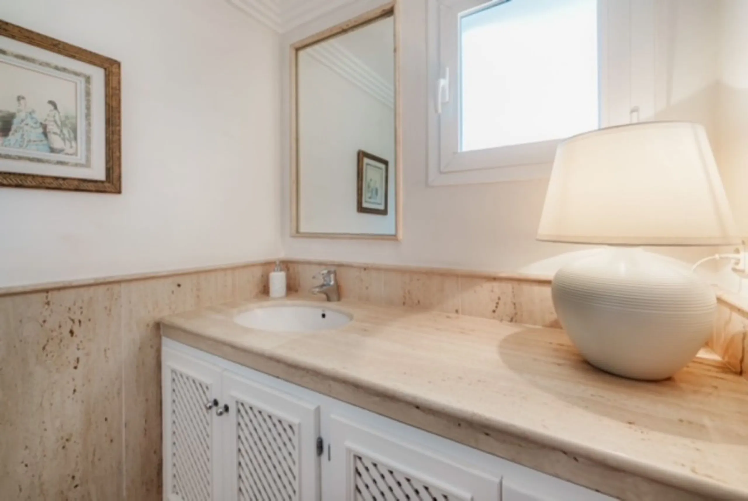 MAGNIFICENT 4-BEDROOM TOWNHOUSE IN A BEACHFRONT GATED COMMUNITY