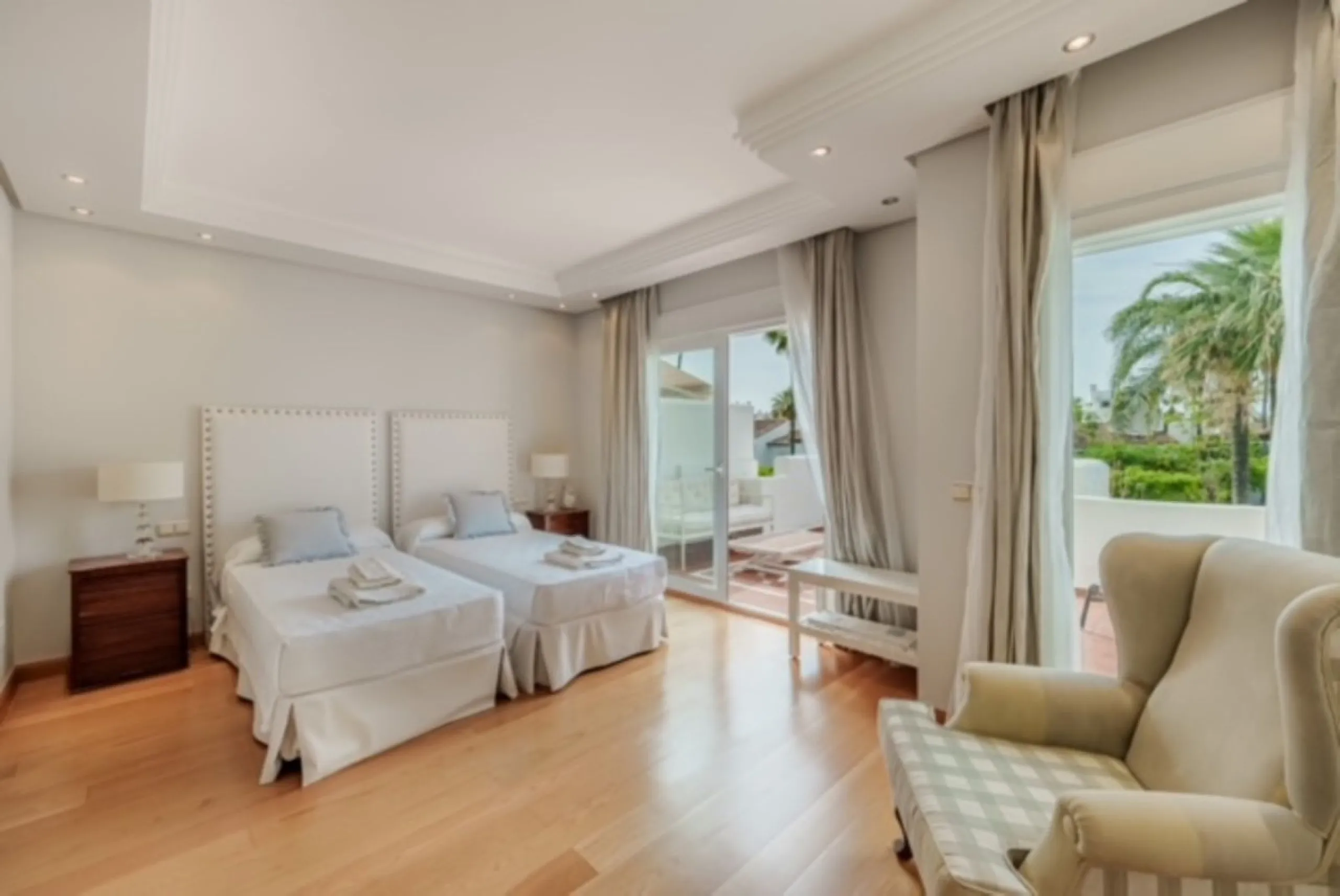 MAGNIFICENT 4-BEDROOM TOWNHOUSE IN A BEACHFRONT GATED COMMUNITY