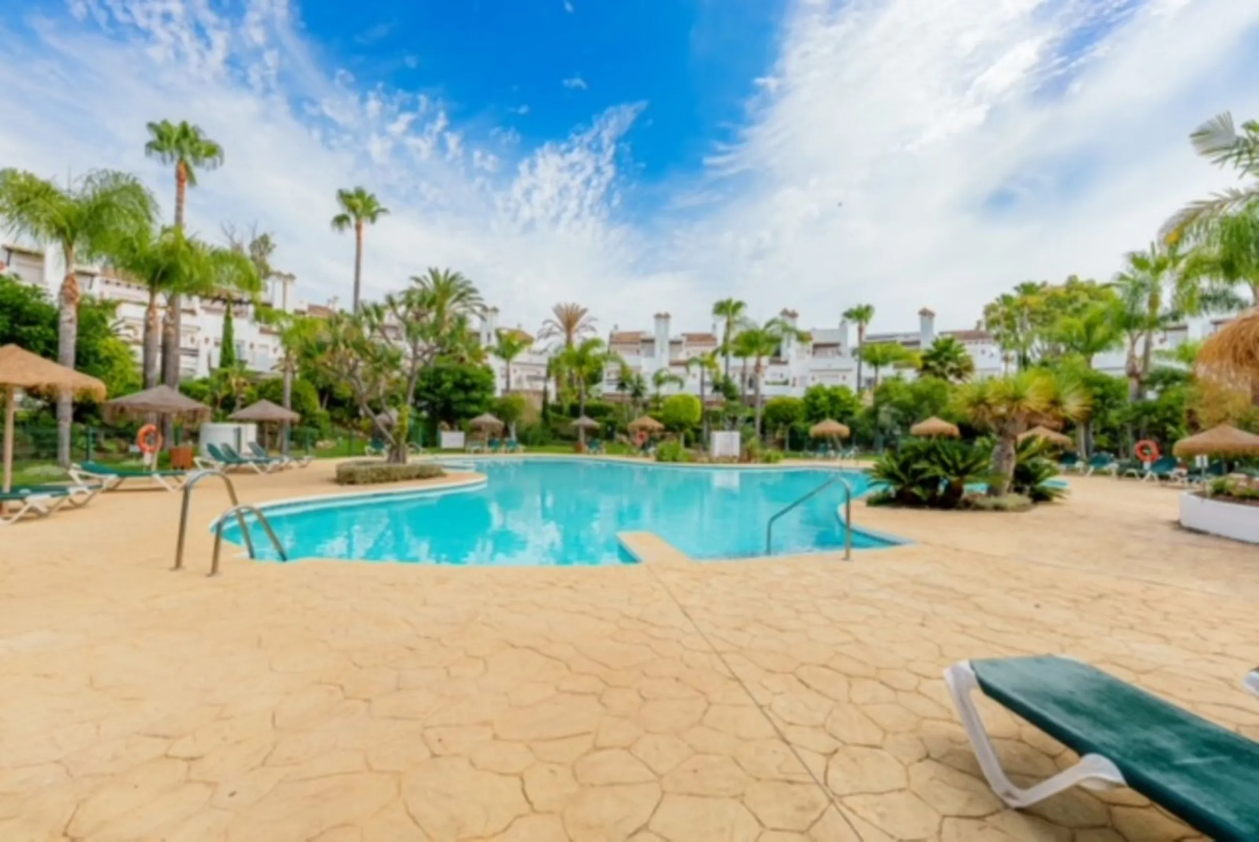 MAGNIFICENT 4-BEDROOM TOWNHOUSE IN A BEACHFRONT GATED COMMUNITY