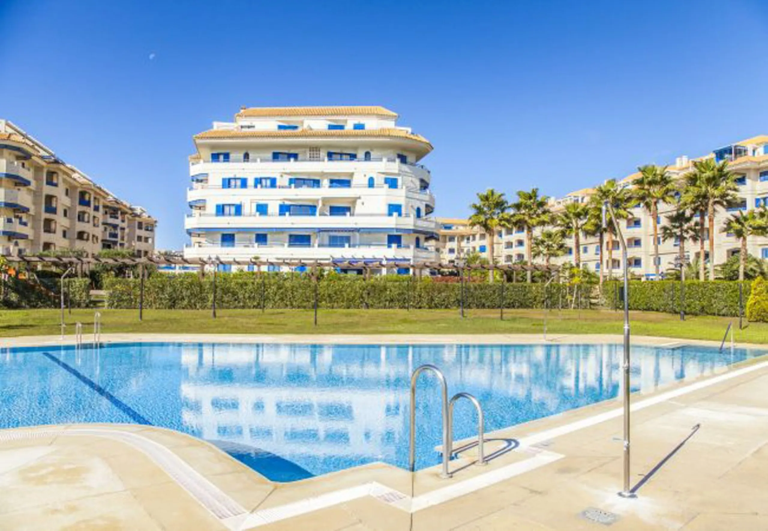 Fantastic 1-bedroom BEACHFRONT penthouse located in the well-known La Noria III development in San Luis de Sabinillas, straight at the beach and surrounded by all amenities.