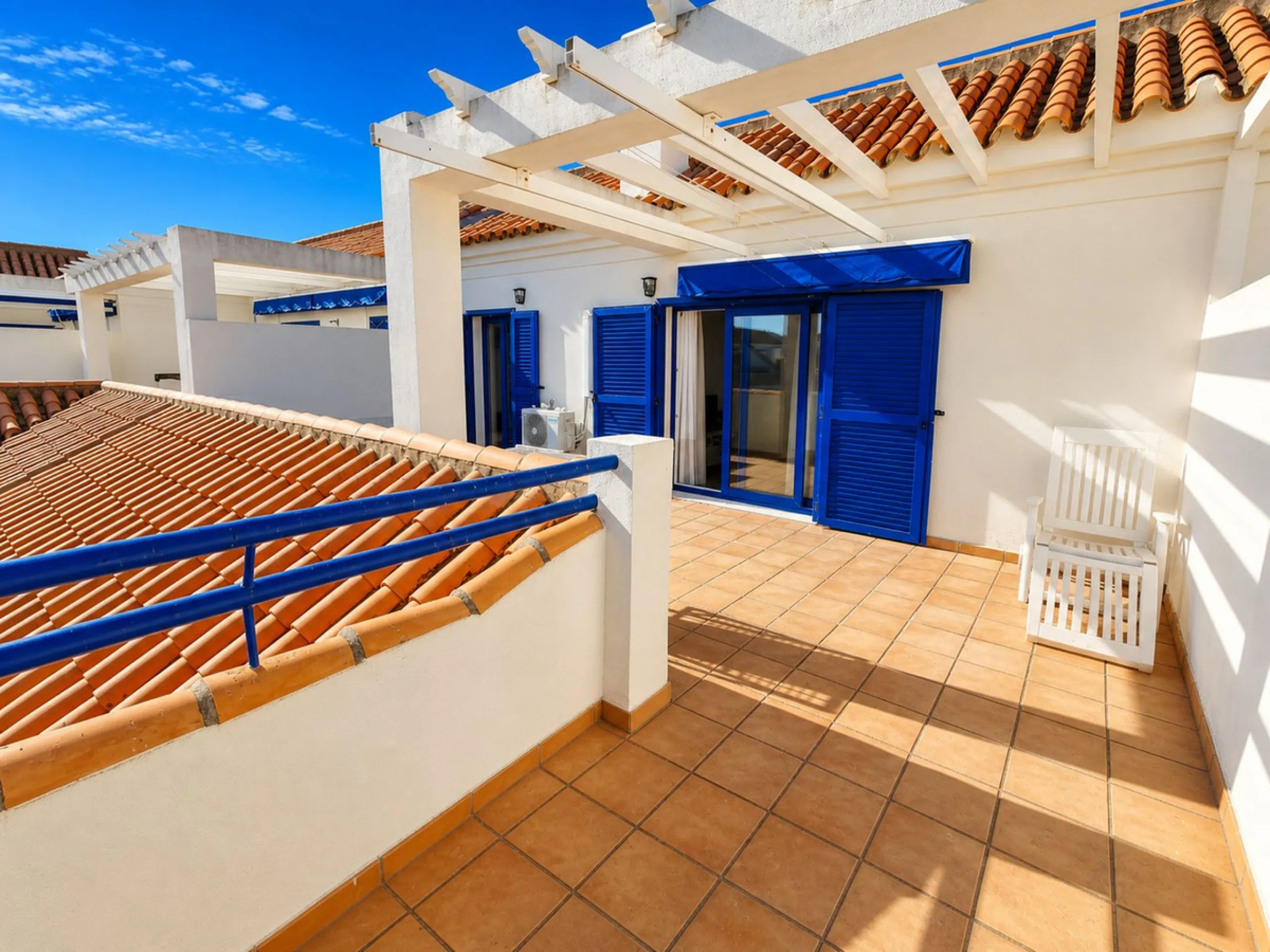 Fantastic 1-bedroom BEACHFRONT penthouse located in the well-known La Noria III development in San Luis de Sabinillas, straight at the beach and surrounded by all amenities.