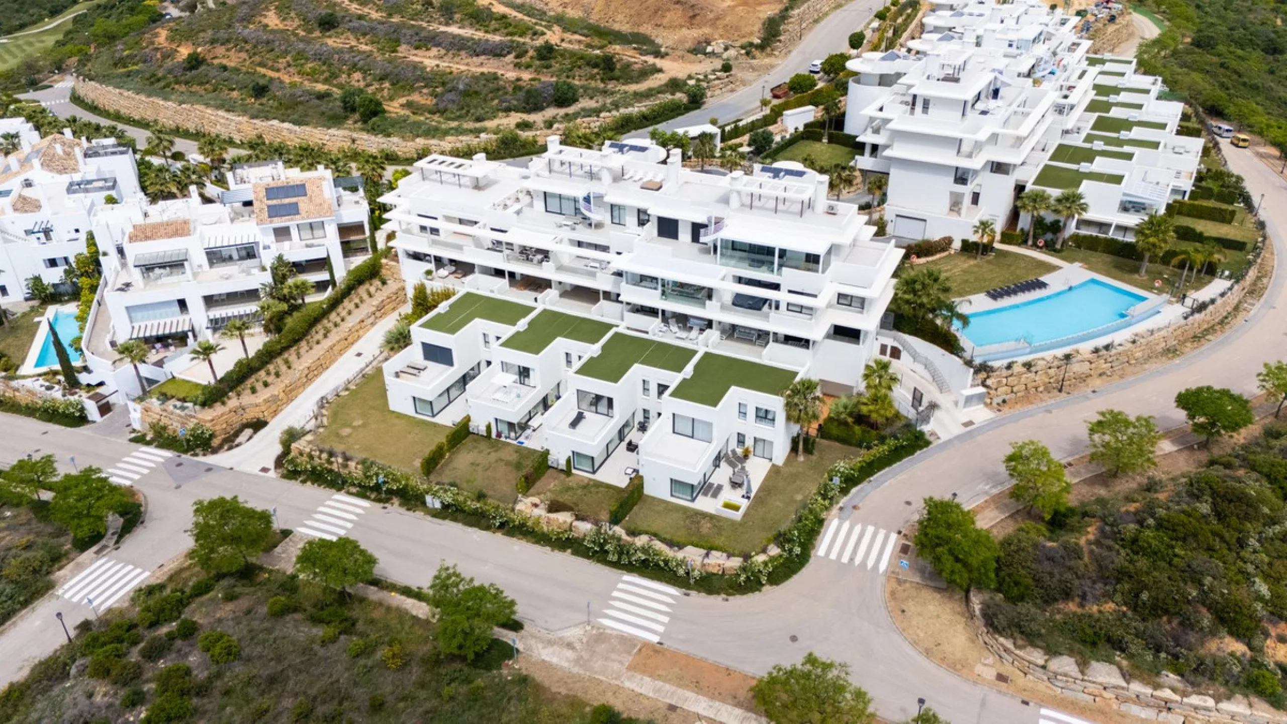 Discover this spacious and bright, beautiful townhouse located within the prestigious Finca Cortesin in Casares Costa. Available for sale, this 2-story property features 3 bedrooms and 3 bathrooms, offering ample space for comfortable living.