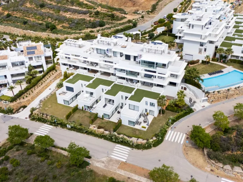 Discover this spacious and bright, beautiful townhouse located within the prestigious Finca Cortesin in Casares Costa. Available for sale, this 2-story property features 3 bedrooms and 3 bathrooms, offering ample space for comfortable living.
