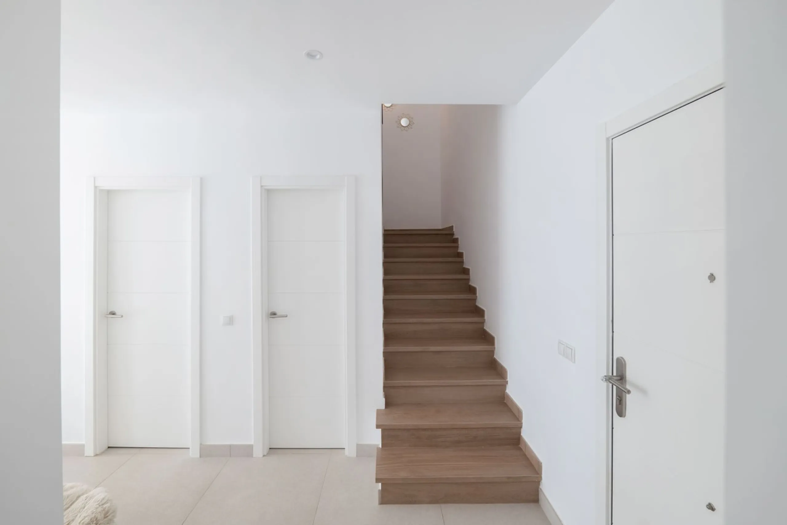 Discover this spacious and bright, beautiful townhouse located within the prestigious Finca Cortesin in Casares Costa. Available for sale, this 2-story property features 3 bedrooms and 3 bathrooms, offering ample space for comfortable living.