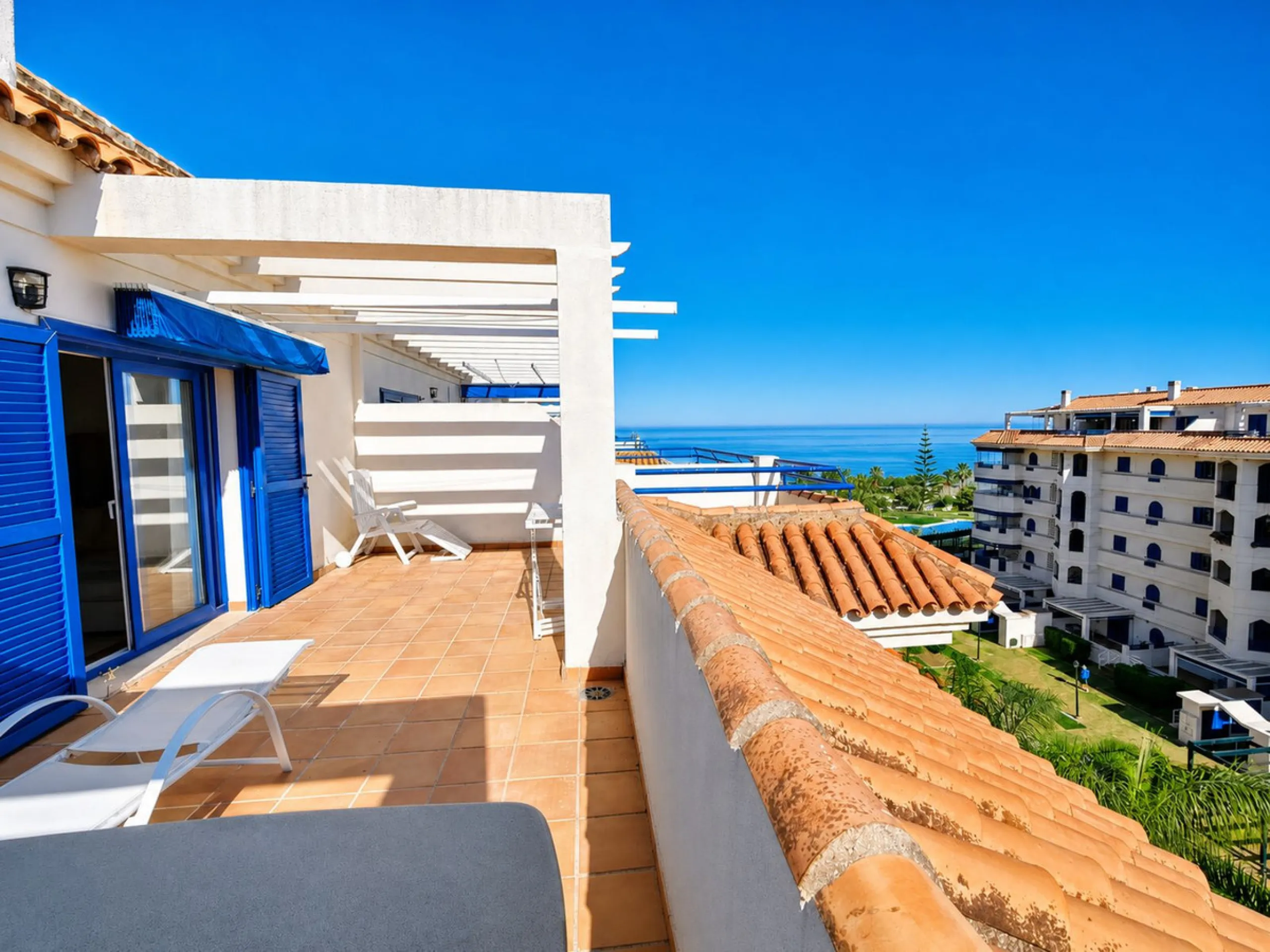 Fantastic 1-bedroom BEACHFRONT penthouse located in the well-known La Noria III development in San Luis de Sabinillas, straight at the beach and surrounded by all amenities.