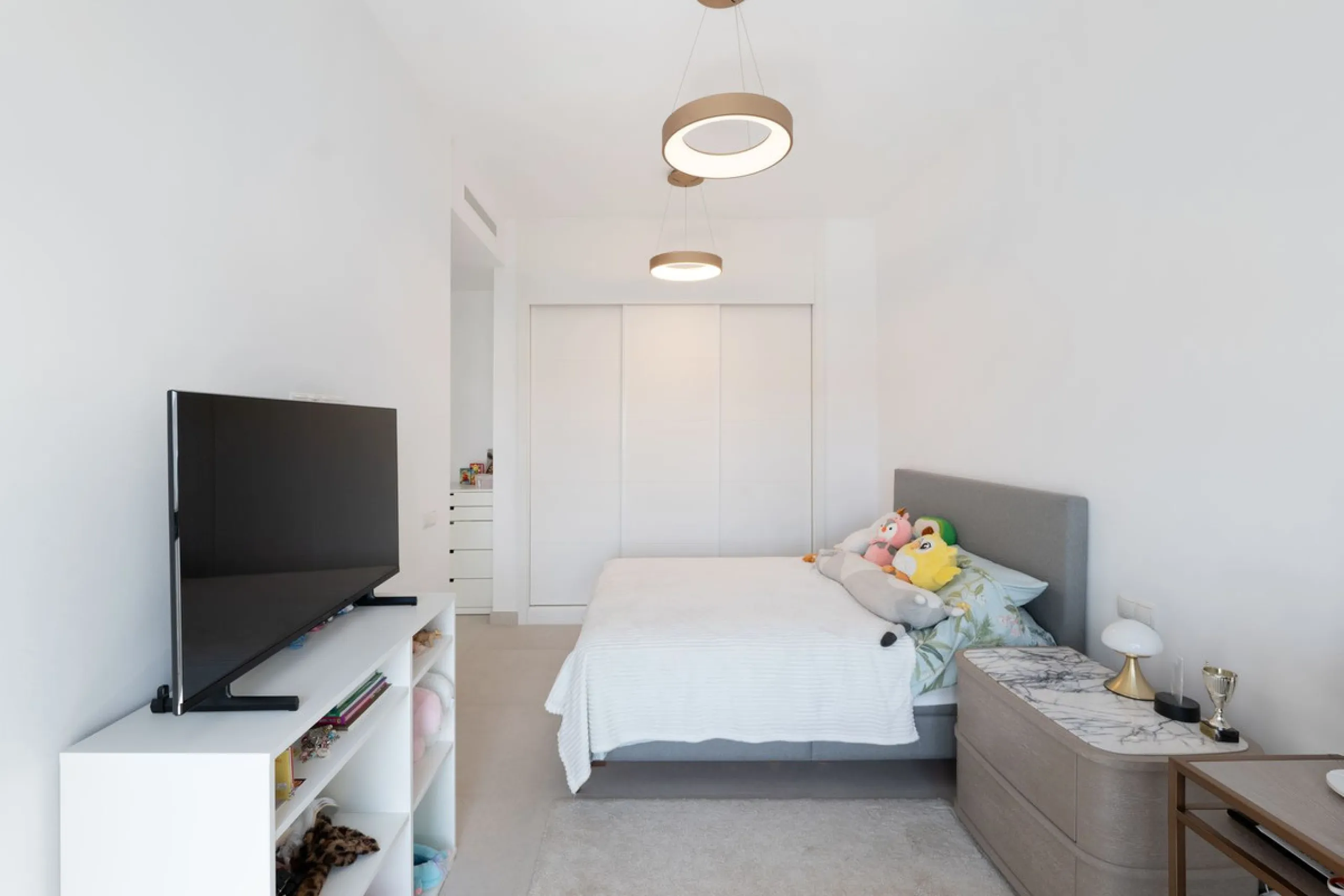 Discover this spacious and bright, beautiful townhouse located within the prestigious Finca Cortesin in Casares Costa. Available for sale, this 2-story property features 3 bedrooms and 3 bathrooms, offering ample space for comfortable living.
